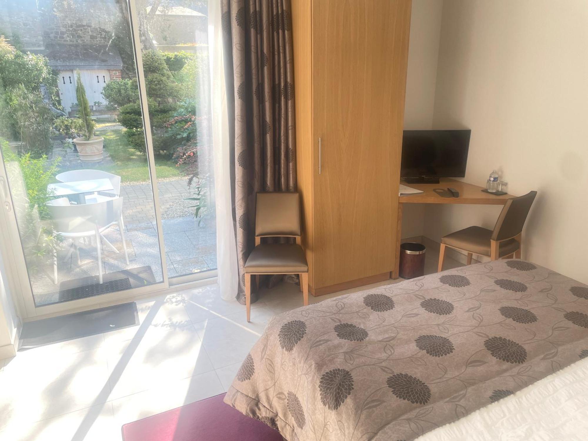 Hotel Victor Hugo Pontorson Zewnętrze zdjęcie