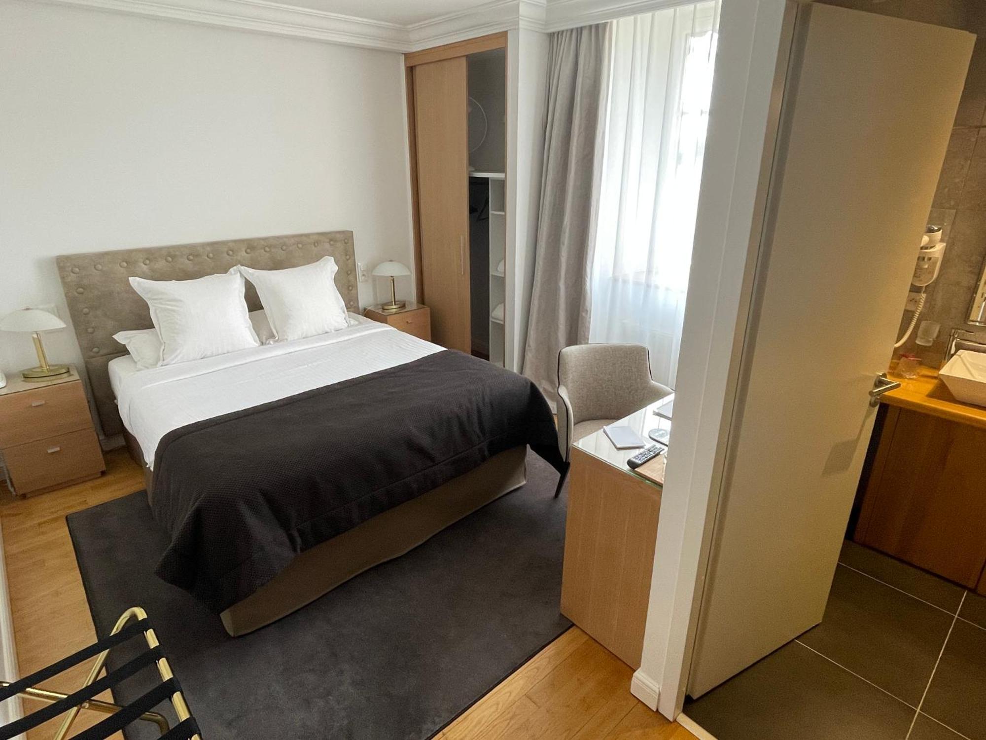 Hotel Victor Hugo Pontorson Zewnętrze zdjęcie