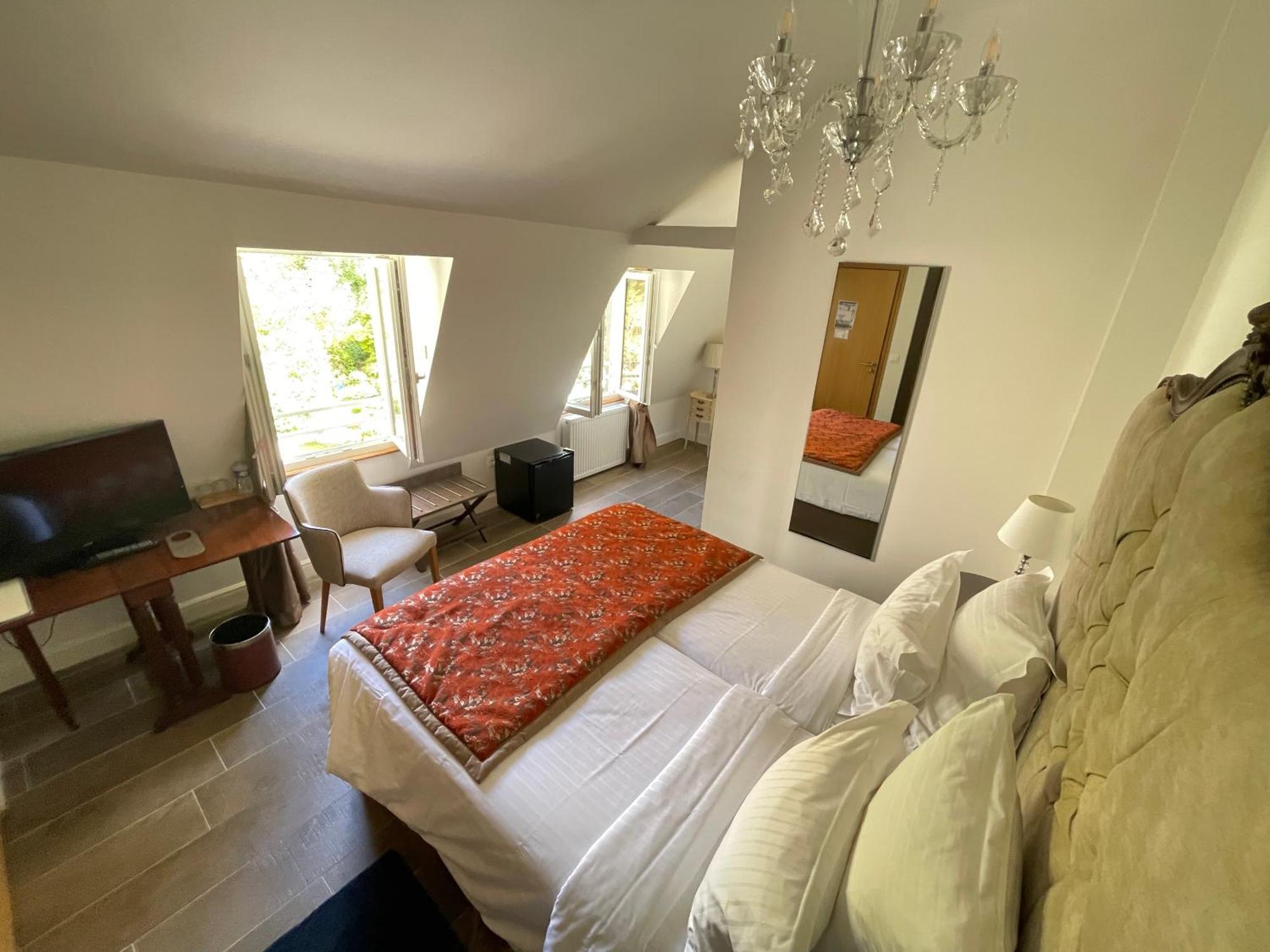 Hotel Victor Hugo Pontorson Zewnętrze zdjęcie